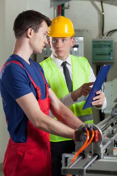 Worker talking with boss — Stock Photo, Image