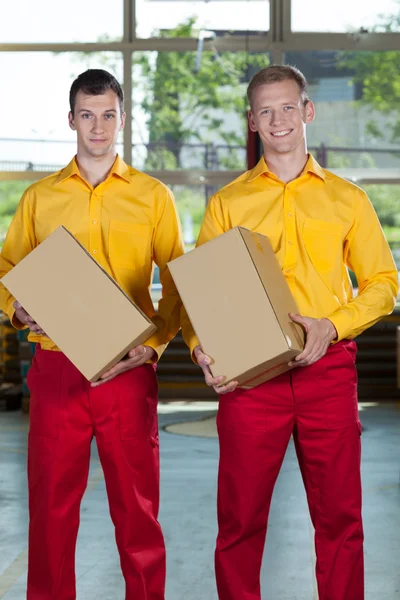 Trabajadores de fábrica con cajas — Foto de Stock