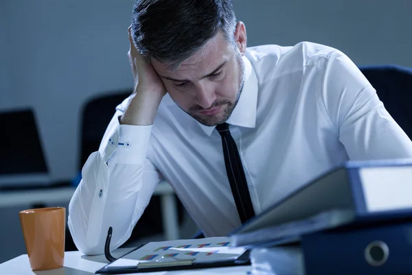 Man working late at the office — Stock Photo, Image
