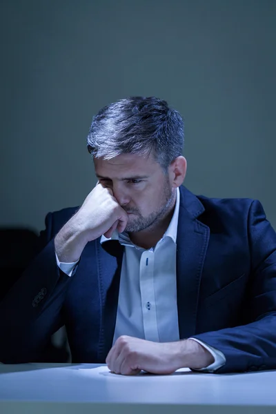 Deprimido homem elegante sentado à mesa — Fotografia de Stock