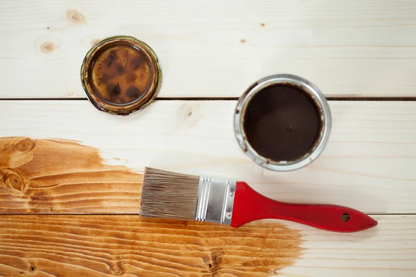 Lata de pintura y pincel sobre tablones de madera — Foto de Stock