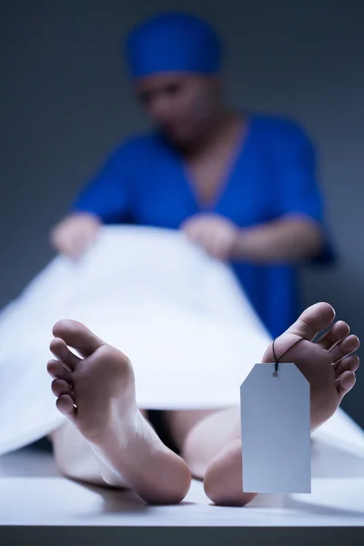 Verpleegkundige tijdens het werken in mortuarium — Stockfoto