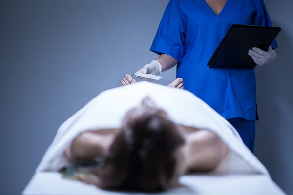 Corpse of woman in the morgue — Stock Photo, Image