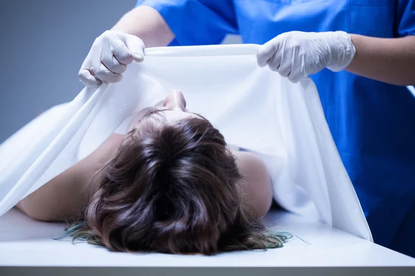 Cobrindo o corpo feminino na morgue — Fotografia de Stock