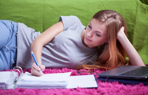 Adolescente menina fazendo lição de casa — Fotografia de Stock