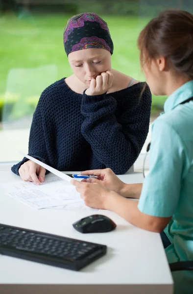 Young woman with cancer visiting doctor — Stock Photo, Image