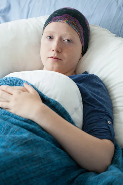 Teenage girl suffering from leukemia — Stock Photo, Image