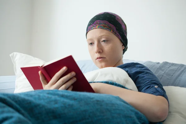 Cancro menina leitura livro — Fotografia de Stock