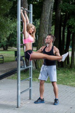 kişisel antrenör kadın egzersiz sırasında sigortalanması