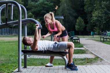 genç bir kadın onun parmak tutmak geçti