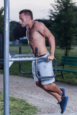 adam eğitim triceps brachii 