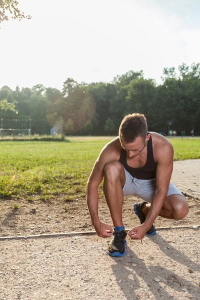 Sportlicher Mann macht Pause — Stockfoto