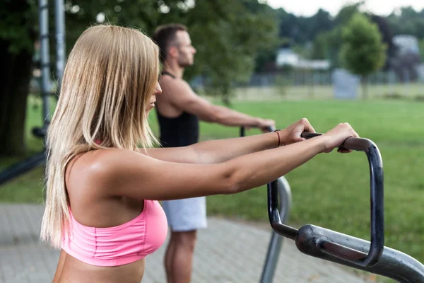 Young people working out — Stock Photo, Image
