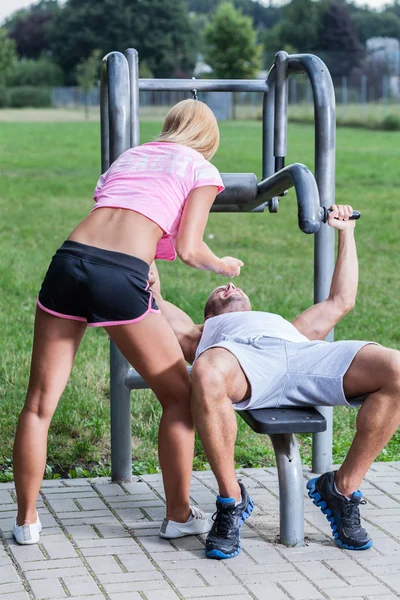 Fit woman helping boyfriend — Stock Photo, Image
