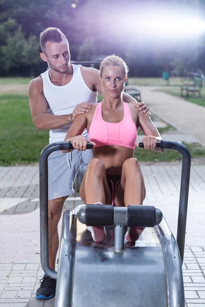 Fit woman using rowing machine — Stock Photo, Image