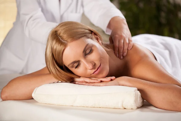 Приємний масаж спини — стокове фото