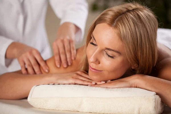 Vacker kvinna med arm massage — Stockfoto