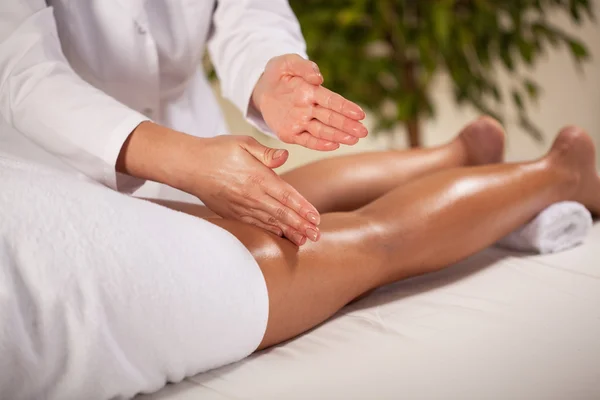 Massage van het been — Stockfoto