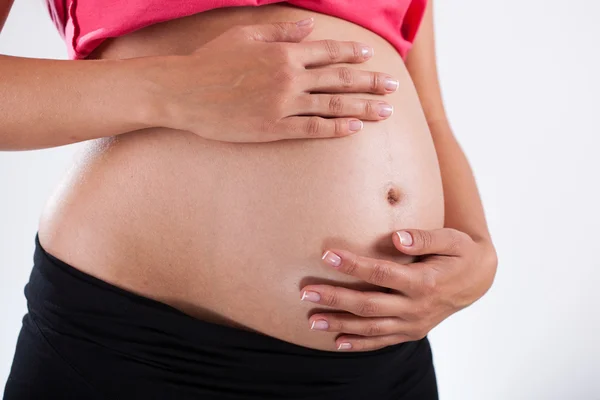 Primo piano della pancia della donna incinta — Foto Stock