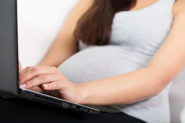 Met behulp van de laptop tijdens de zwangerschap — Stockfoto