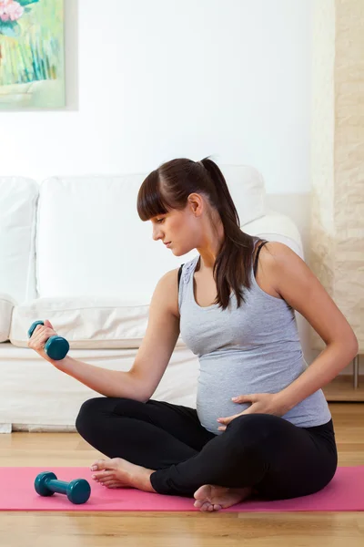 Zwangere vrouw tijdens de training — Stockfoto