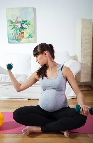 Mujer embarazada practicando en casa — Foto de Stock