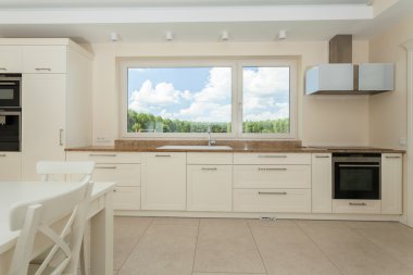 Modern ev geniş mutfak