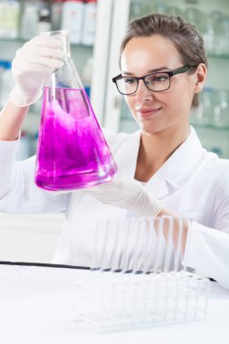 Laboratuar teknisyeni holding şişesi