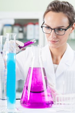 Laborant çalışması sırasında