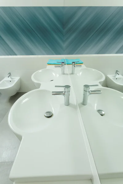 Современная светлая ванная — стоковое фото