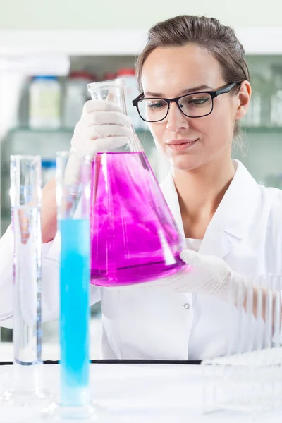 Chemist doing experiment — Stock Photo, Image