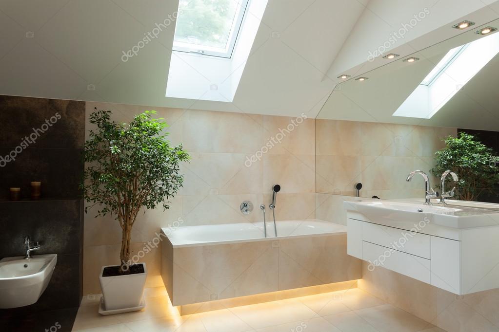 Iluminación cuarto de baño en casa nueva — Fotos de Stock ... Iluminación cuarto de baño en casa nueva — Fotos de Stock ...