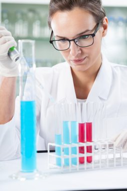 Deneme yapıyor kimyager 