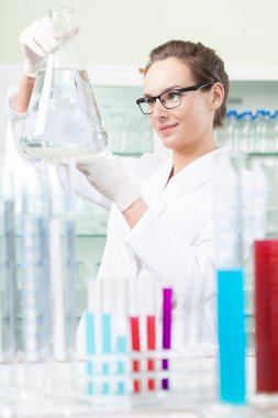 Laboratuar teknisyeni holding şişesi