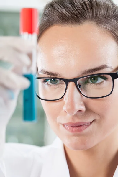 Técnico de laboratorio sosteniendo tubo — Foto de Stock