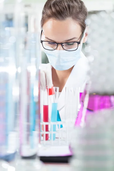 Kvinnliga kemist att göra experiment — Stockfoto
