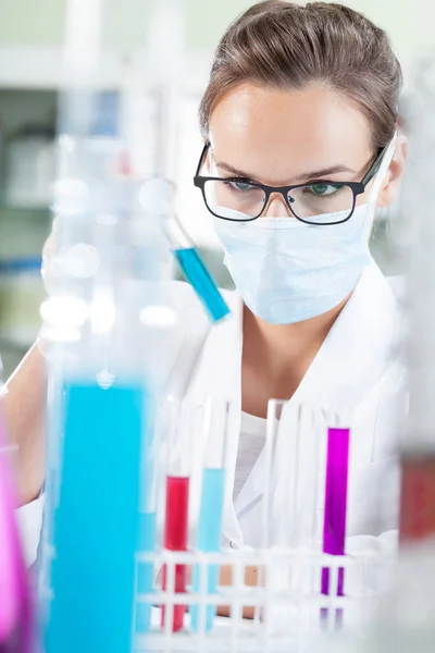 Química femenina en máscara — Foto de Stock