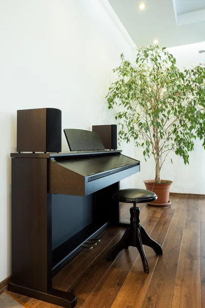 Пианино в современном доме — стоковое фото