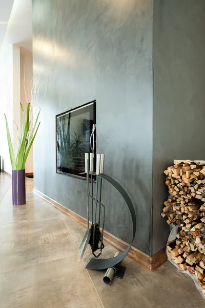Moderner Kamin in luxuriösem Haus — Stockfoto