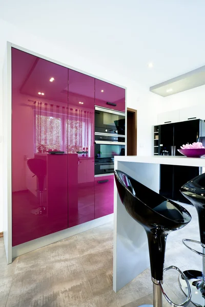 Mobília roxa em uma cozinha moderna — Fotografia de Stock