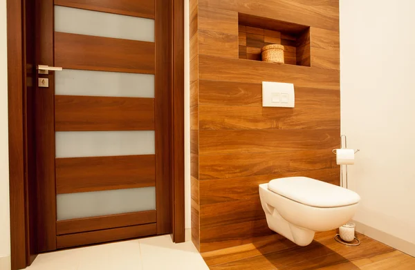 Toilettes dans salle de bain en bois — Photo