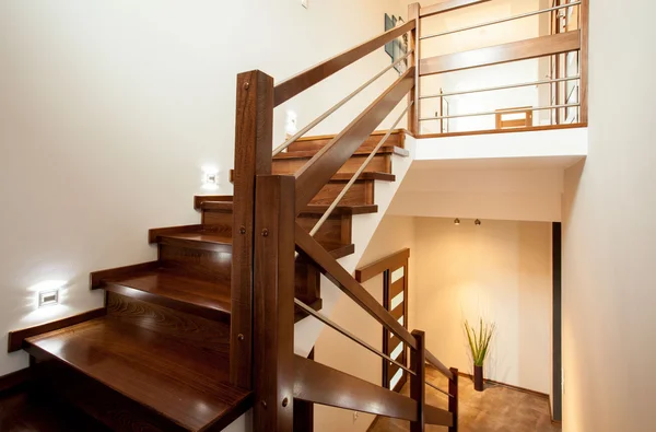 Escaleras de madera en casa — Foto de Stock