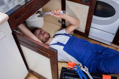 Mutfak lavabo tamiri sırasında el işleri ustası