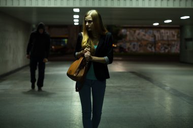 Alt geçide tehlikeli bir durumda