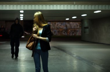 Metroda korkan kadın