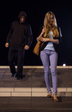 Adam kadını gece takip