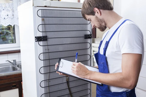 Handyman durante la riparazione del frigorifero — Foto Stock