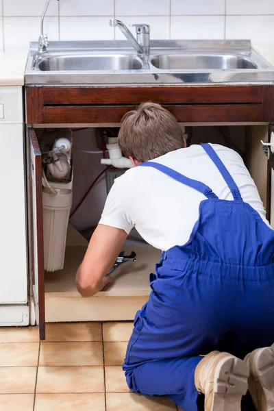 Handyman che fissa il lavandino in cucina — Foto Stock