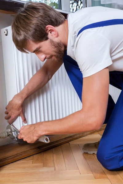 Fixing radiator at home — Stock Photo, Image