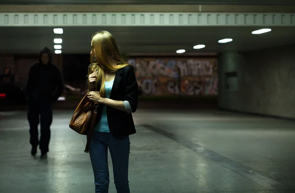 Боящаяся женщина в метро — стоковое фото